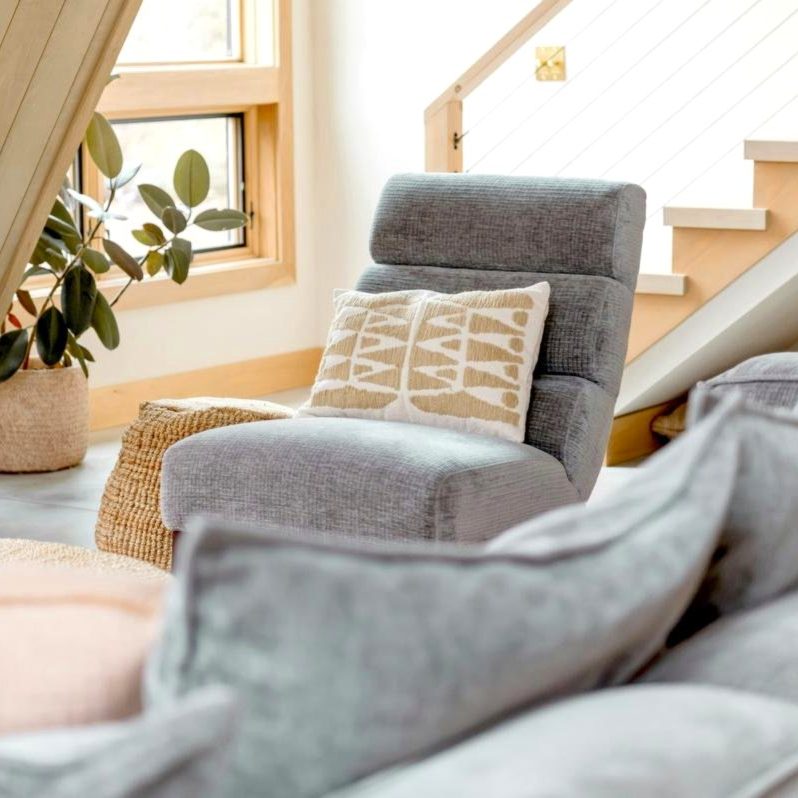 Heller, ruhiger Raum mit zwei Sesseln – Symbol für achtsame Gespräche bei Listenly